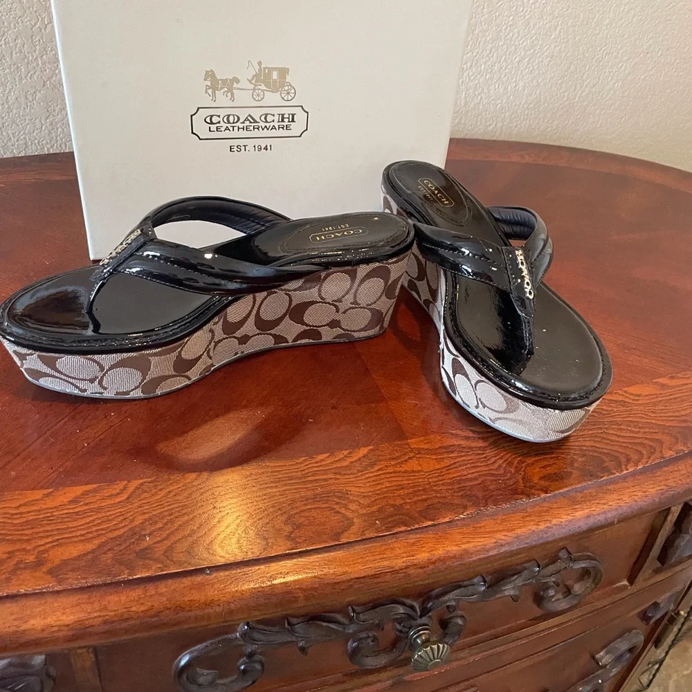 NIB Coach Nella Black Patent Chestnut/Khaki Signature C Wedge Thong Sandals - Picture 2 of 6